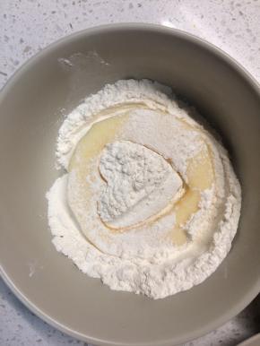 把苹果圈两面都均匀地粘上面粉。