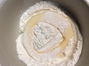 把苹果圈两面都均匀地粘上面粉。