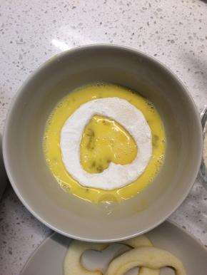 再均匀地粘上蛋液。