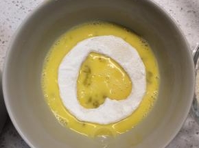 再均匀地粘上蛋液。