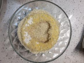 最后均匀地粘上一层面包糠。