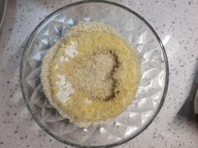 最后均匀地粘上一层面包糠。
