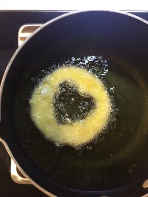 入油锅炸至金黄即可