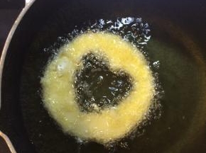 入油锅炸至金黄即可