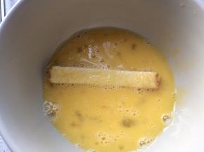 鸡蛋在一个略大的碗里打散，将每条面包边都放进去充分包裹蛋液