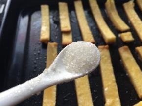 裹好蛋液的面包边放在刷油或者铺了油纸的烤盘上，均匀地撒上白砂糖