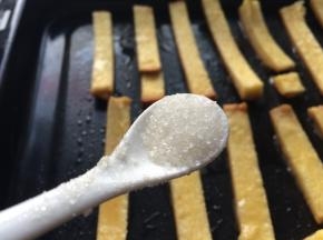 裹好蛋液的面包边放在刷油或者铺了油纸的烤盘上，均匀地撒上白砂糖