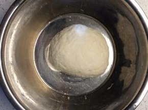 将酵母水慢慢加入面粉中，揉成光滑的面团，放温暖处发酵至2倍大。