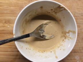 调芝麻酱，在芝麻酱中加入食盐和熟芝麻，根据情况适当加入温水调节稠度，搅拌均匀备用