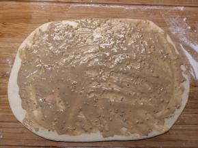 发酵好的面团擀成薄片，均匀地抹上芝麻酱
