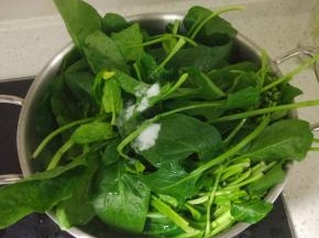 菠菜摘洗干净，锅内开水放入菠菜，适量的盐，两分钟捞出