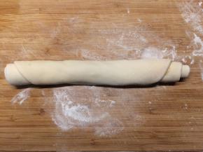 从一边慢慢卷起来成长条状