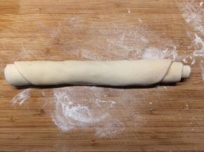 从一边慢慢卷起来成长条状