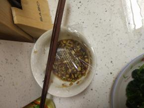 葱姜蒜，切碎放入碗内，加入适量的味极鲜香油酱油调味