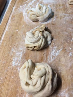 切成大小均匀的剂子，扭成你喜欢的花样。