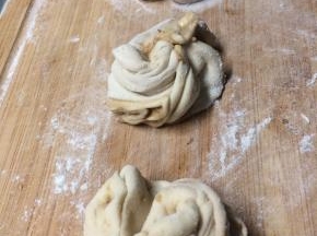 切成大小均匀的剂子，扭成你喜欢的花样。