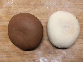 发酵好的面团平均分割成两份，其中一份加入可可粉揉至均匀，两份面团都揉至几乎没有气孔