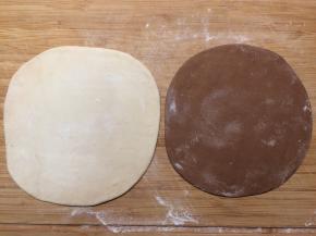 两种颜色的面团分别擀成大小一致的方片。