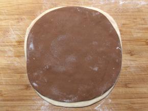 白色面片放下层，刷上一层清水，再铺上可可面片，然后在可可面片上也刷一层清水，这样蒸的时候不面片之间不会分离