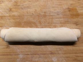 将叠好的面片卷起来