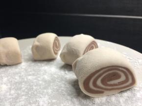 用快刀快速切开成大小均匀的小馒头