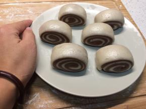 二次醒发30分钟左右至面团变大，上蒸锅中火蒸10分钟，关火后先不要揭盖，3分钟后再取出即可