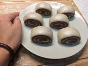 二次醒发30分钟左右至面团变大，上蒸锅中火蒸10分钟，关火后先不要揭盖，3分钟后再取出即可