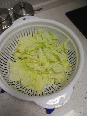 白菜摘洗干净，控干水分