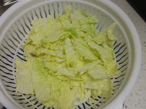 白菜摘洗干净，控干水分