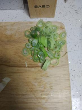 葱姜蒜切碎备用