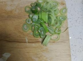 葱姜蒜切碎备用