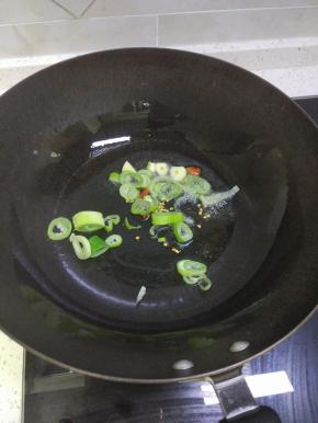锅内放油放入葱姜蒜干辣椒爆香