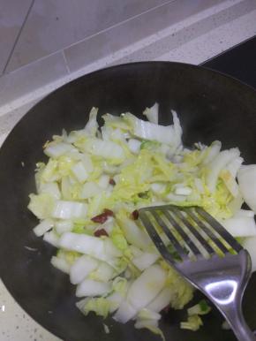 加入白菜进行翻炒，加入适量的盐