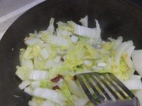 加入白菜进行翻炒，加入适量的盐