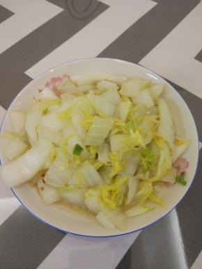 根据口味此刻可以再放点干辣椒呢，待白菜炒出的水分收干关火，加入一勺醋，出锅