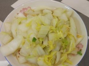 根据口味此刻可以再放点干辣椒呢，待白菜炒出的水分收干关火，加入一勺醋，出锅