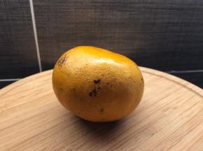 烤到外皮略有焦点桔子就已经很热了，如果喜欢烟熏味的可适当再多烤一会