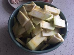 准备材料，猪肉、茄子切片，葱姜蒜按自己喜好准备即可