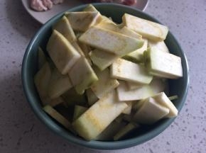 准备材料，猪肉、茄子切片，葱姜蒜按自己喜好准备即可