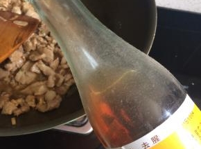 热锅凉油下一半葱姜蒜爆香，这里可根据个人喜好加入花椒和八角，下肉片，加料酒去腥