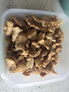 肉片翻炒至变白加入酱油上色，翻炒均匀后加入适量食盐调味，入味后即可出锅备用