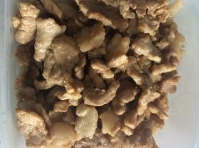 肉片翻炒至变白加入酱油上色，翻炒均匀后加入适量食盐调味，入味后即可出锅备用