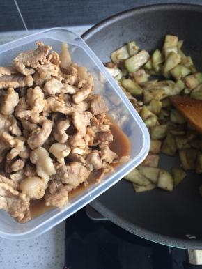 加入事先炒好的肉片