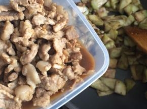 加入事先炒好的肉片