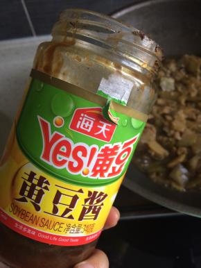 翻炒均匀后加入两勺黄豆酱
