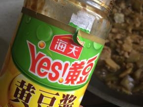 翻炒均匀后加入两勺黄豆酱