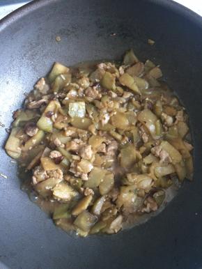 加入少许清水将茄子略炖至喜欢的软硬程度即可出锅