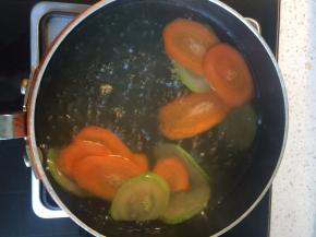 胡萝卜、西葫芦切片，烧一锅开水放进去焯熟，沥干备用。