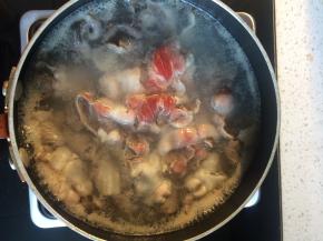 再烧一锅开水，放入肥牛片，焯至八成熟，盛出备用。