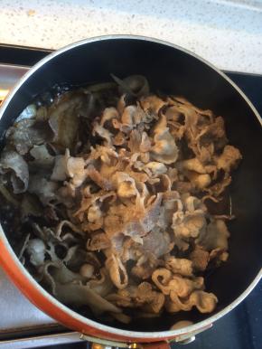 在锅里加入生抽、料酒和水，比例是4:2:3，煮开后放入洋葱丝，再次煮开后放入焯好的牛肉片，煮3分钟左右即可关火备用